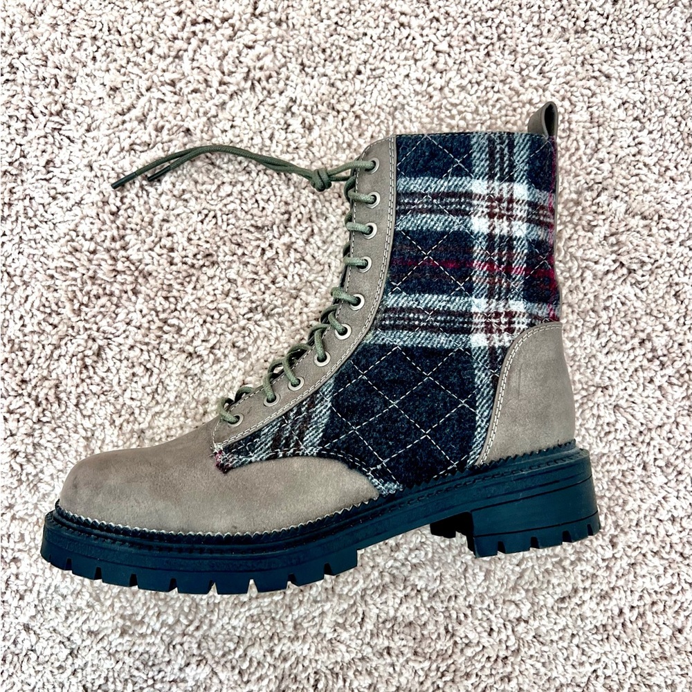 Rock and candy lace up boots, size 7.5 never worn!